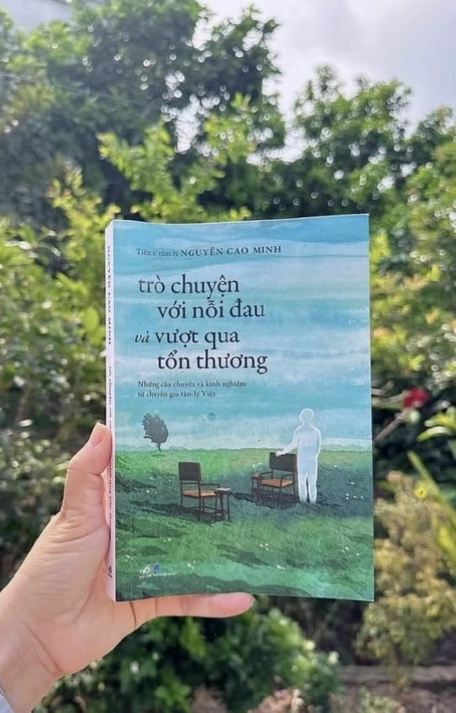 Độc giả đang đắm chìm trong việc trò chuyện với nỗi đau và vượt qua tổn thương