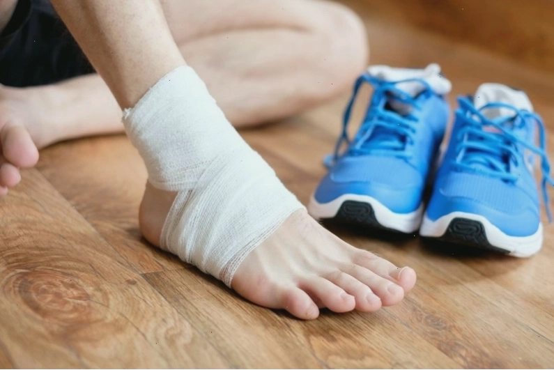 Dùng băng thun y tế cố định mắt cá chân để chữa lật cổ chân tại nhà