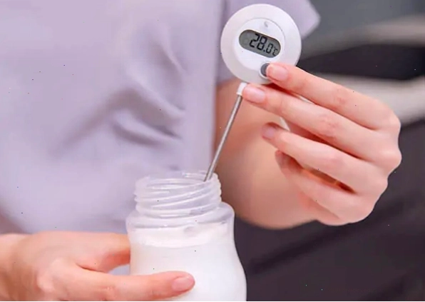 Dùng nhiệt kế chuyên dụng để kiểm tra nhiệt độ nước pha sữa cho trẻ sơ sinh