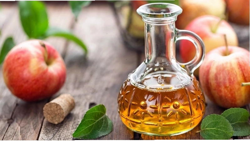 Giấm táo cân bằng độ pH da đầu giúp trị gàu