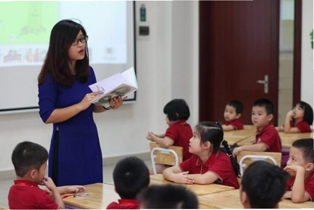 Hình ảnh cô giáo đứng trước lớp vẫy tay chào tạm biệt