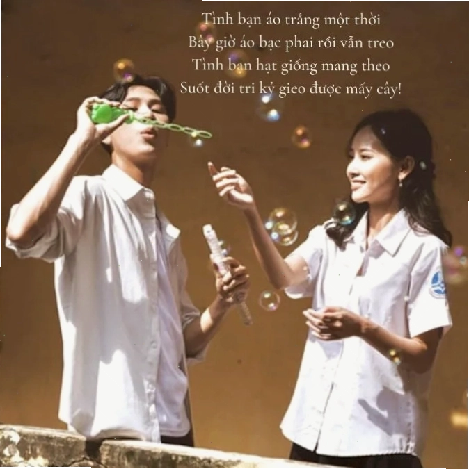 Hình ảnh hai người bạn thân đang trò chuyện vui vẻ