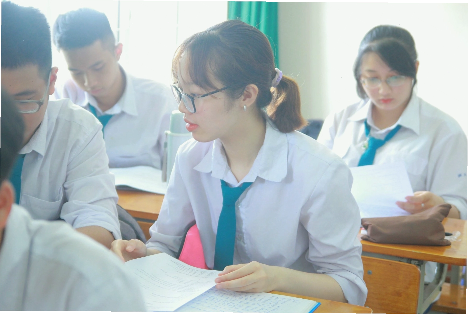 Hình ảnh minh họa sinh viên đang thảo luận sôi nổi