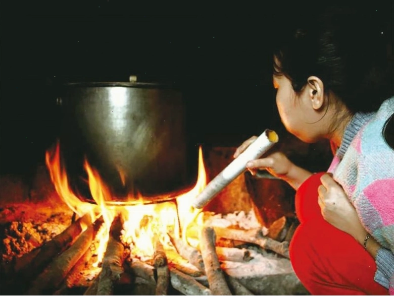 Hình ảnh người bà tần tảo bên bếp lửa