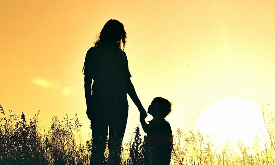 Hình ảnh người mẹ hiền từ đang đọc sách cho con nghe