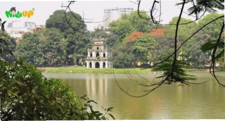 Hồ Gươm lung linh dưới ánh nắng