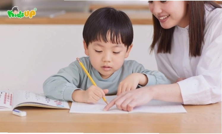 Học sinh đang luyện tập viết văn mẫu lớp 5
