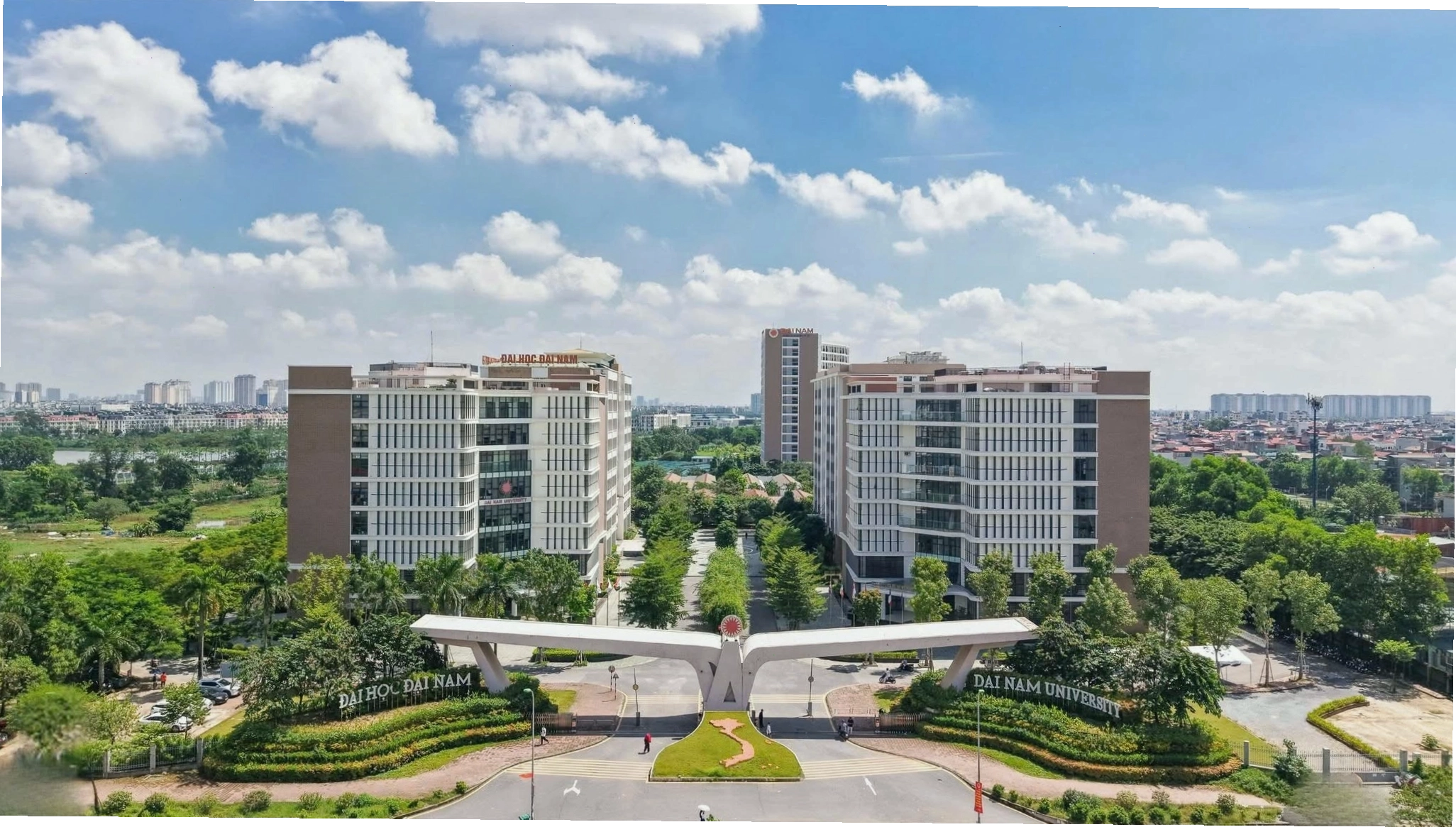 Học sinh đang viết bài nghị luận xã hội