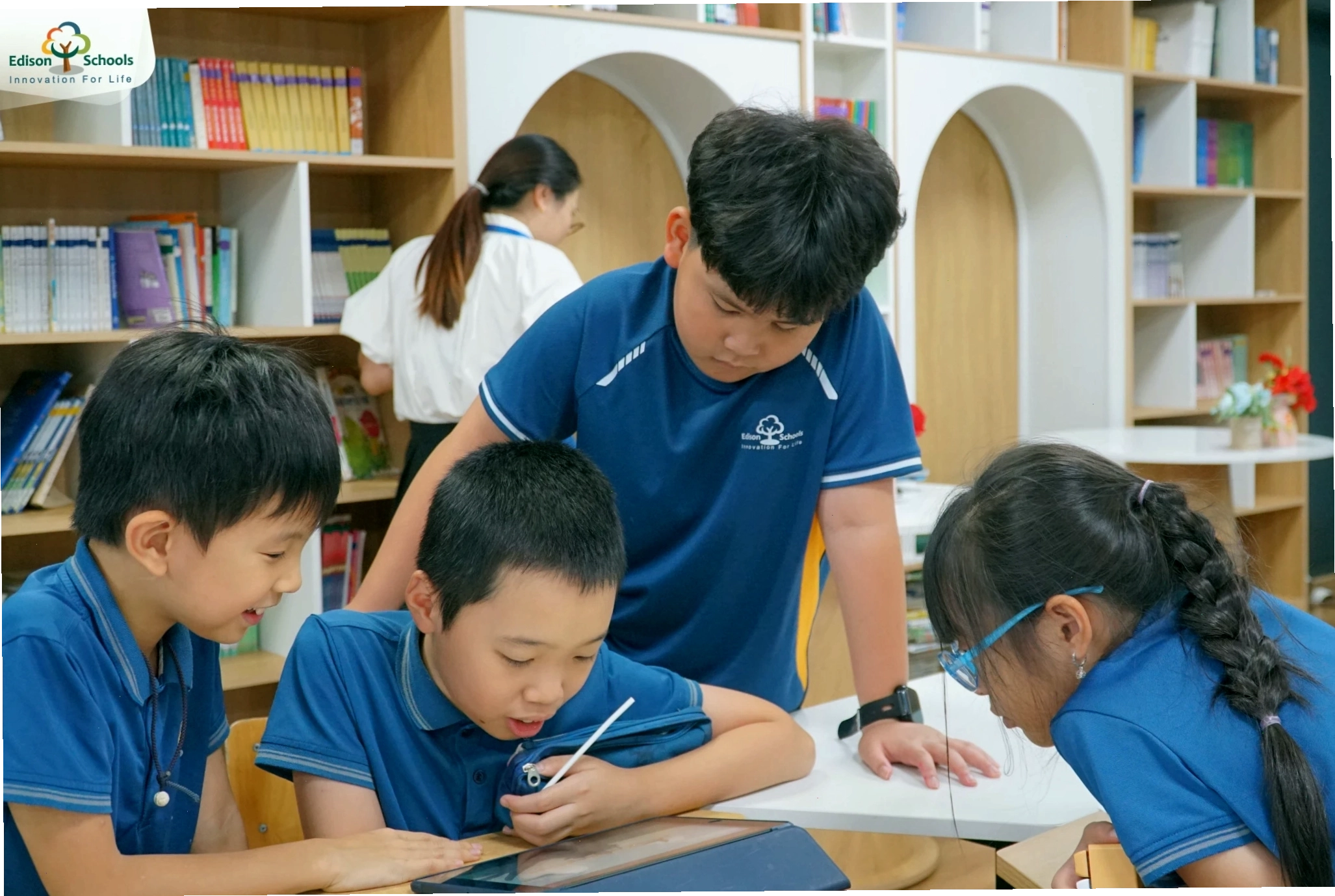Học sinh làm việc nhóm cùng thảo luận về tác phẩm văn học