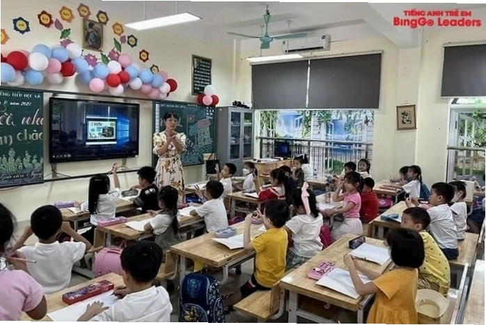 Học sinh tặng hoa và quà cho cô giáo thể hiện lòng biết ơn