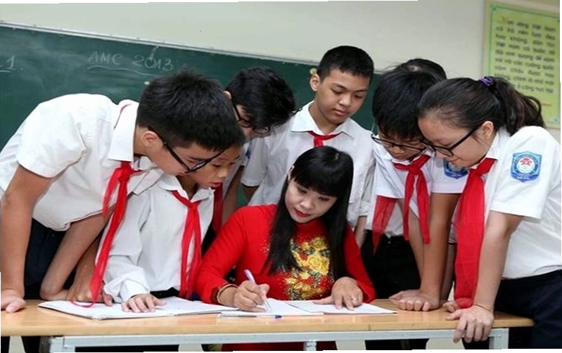 Học sinh và cô giáo cùng nhau thảo luận bài học