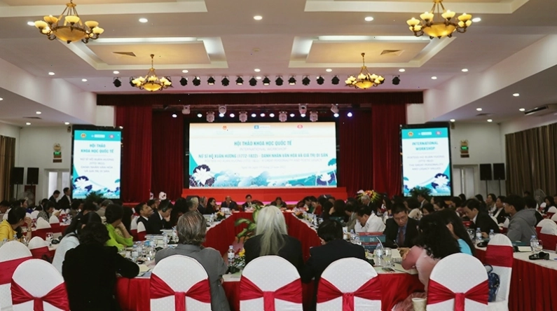 Khung cảnh làng quê Việt Nam xưa, gợi nhớ về thời kỳ Hồ Xuân Hương sống