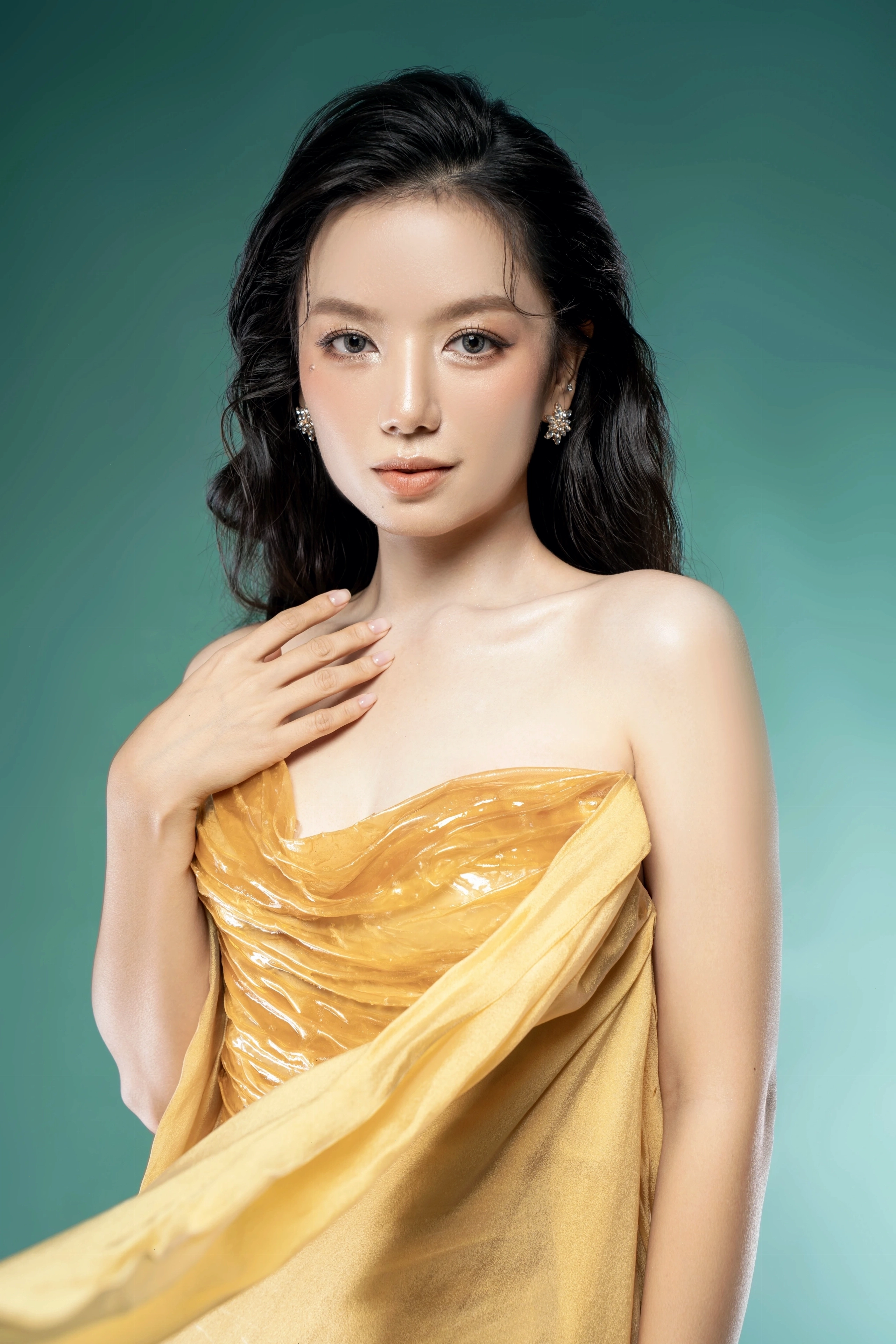 Lê Hạ Anh khoe vóc dáng cân đối