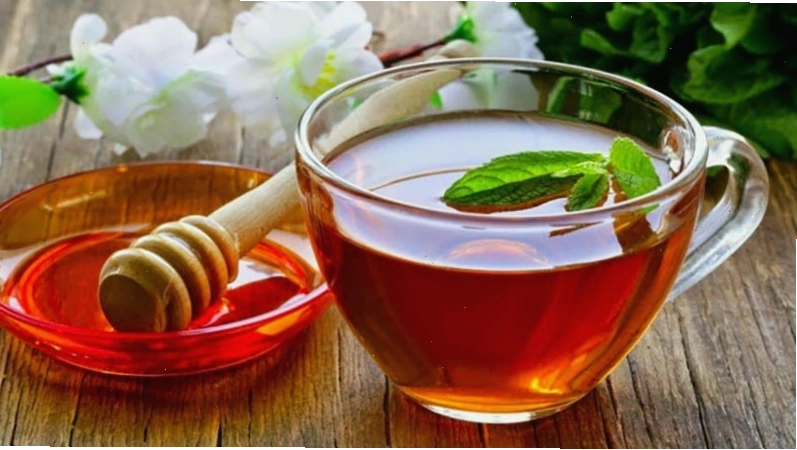 Mật ong pha nước ấm làm dịu cơn ngứa do dị ứng