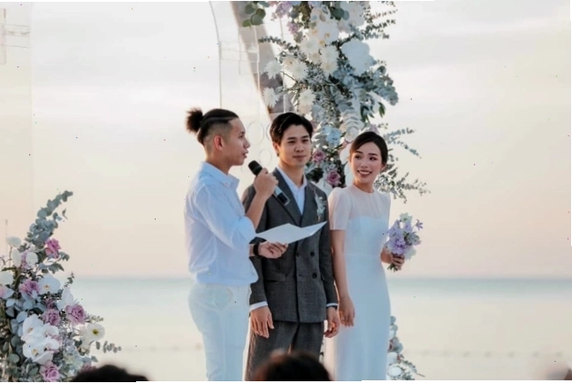 MC đám cưới chuyên nghiệp đang dẫn chương trình với phong thái tự tin