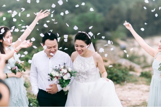 MC tương tác với cô dâu chú rể và quan khách