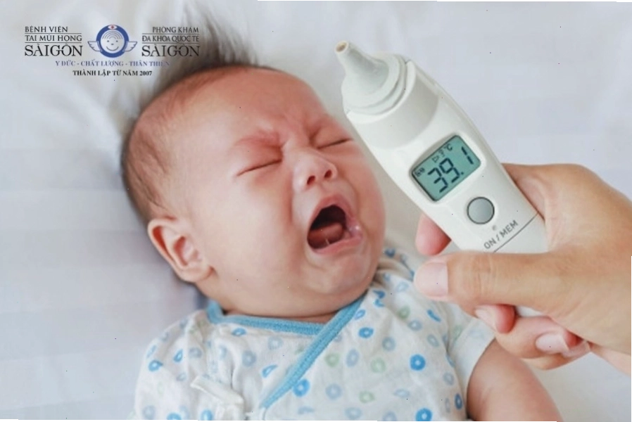Mẹ chăm sóc bé hạ sốt bằng khăn ấm