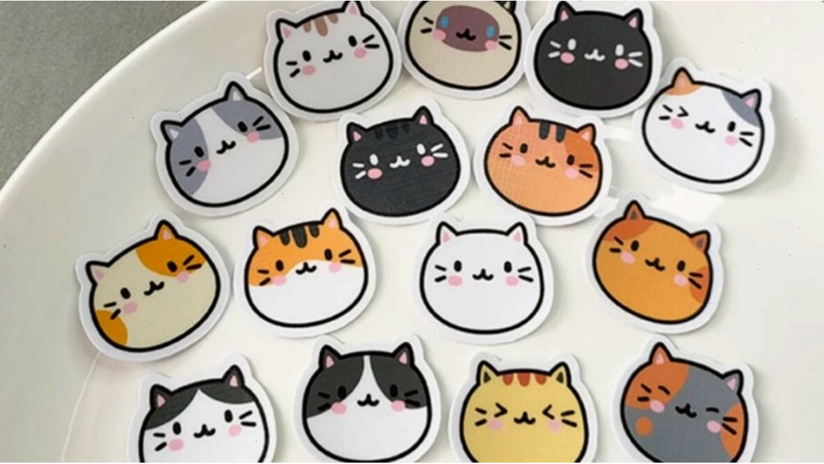 Mèo anime đang ngủ gật trên một cuốn sách