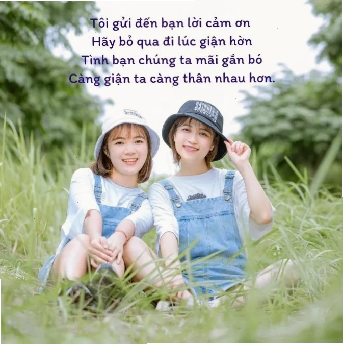 Một bài thơ về tình bạn được viết tay trên trang giấy cũ