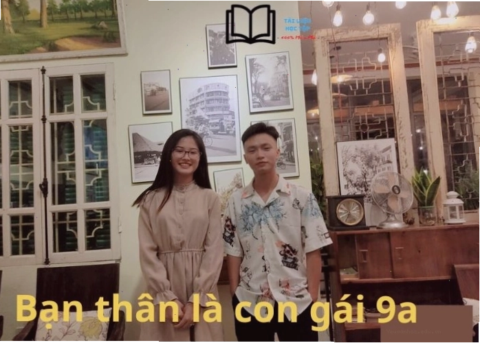 Một bạn nữ với mái tóc dài đang đọc sách trong thư viện
