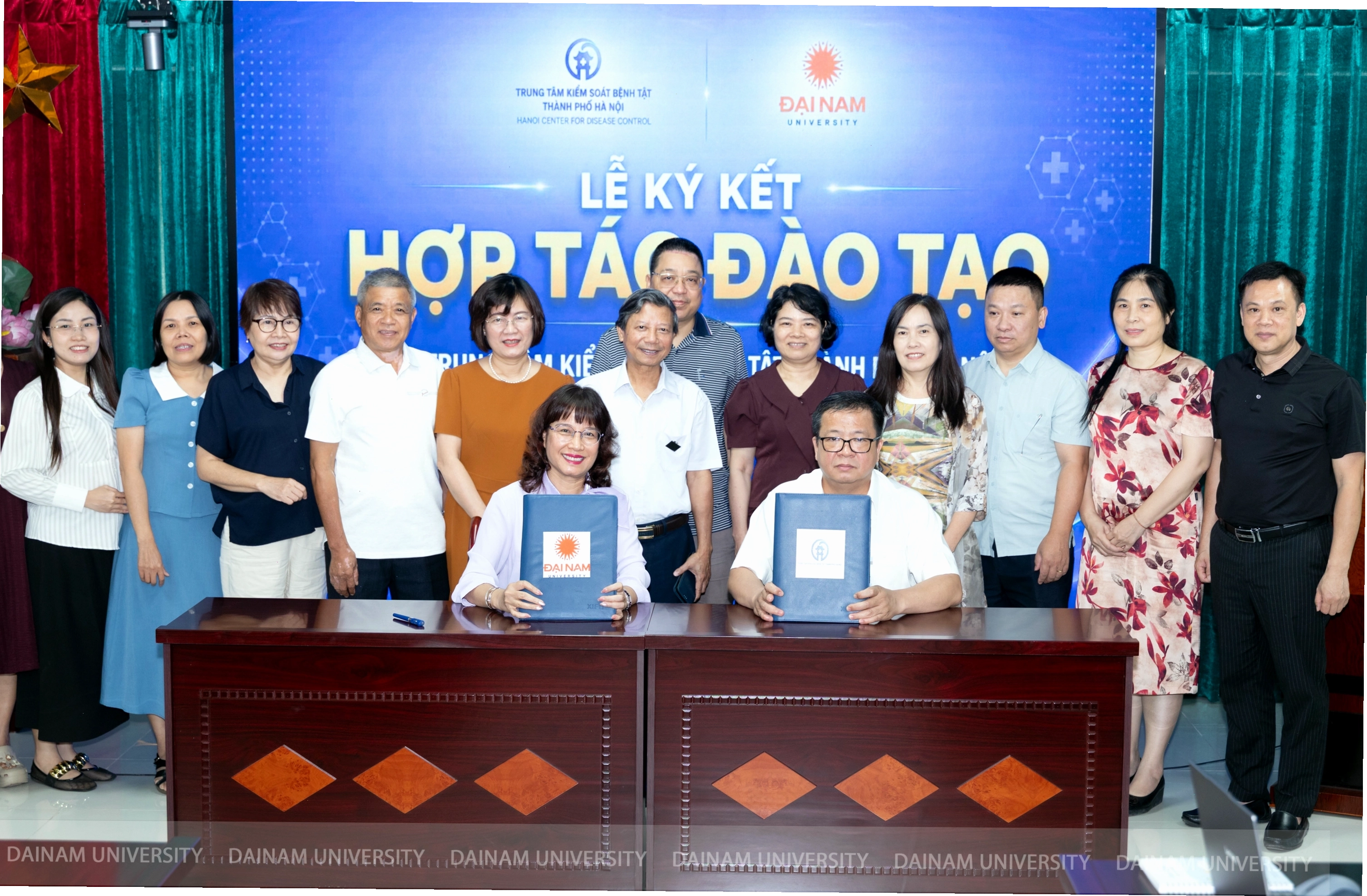 Một lớp học đang diễn ra sôi nổi với sự tham gia của giáo viên và học sinh