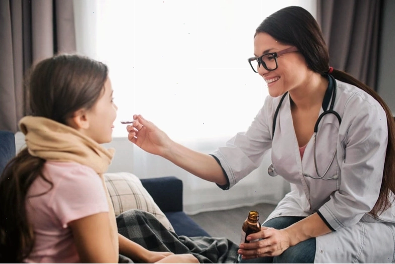 Nên đưa trẻ đến gặp bác sĩ để được thăm khám kịp thời