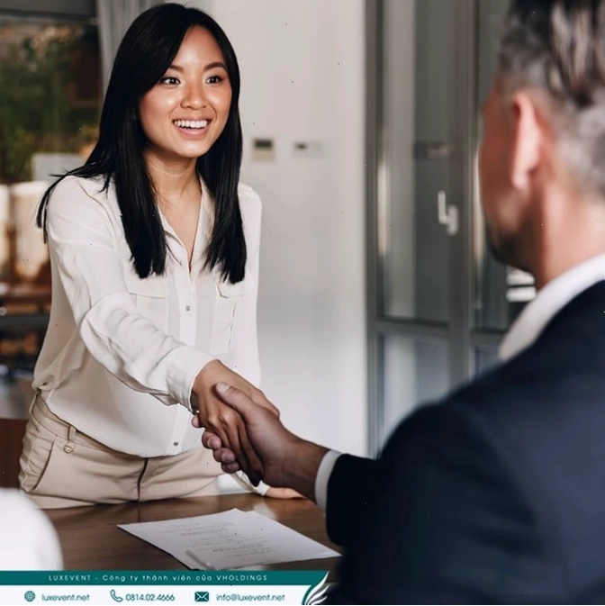 Nên giới thiệu bản thân trong 30 giây ấn tượng và cung cấp đủ thông tin cần thiết