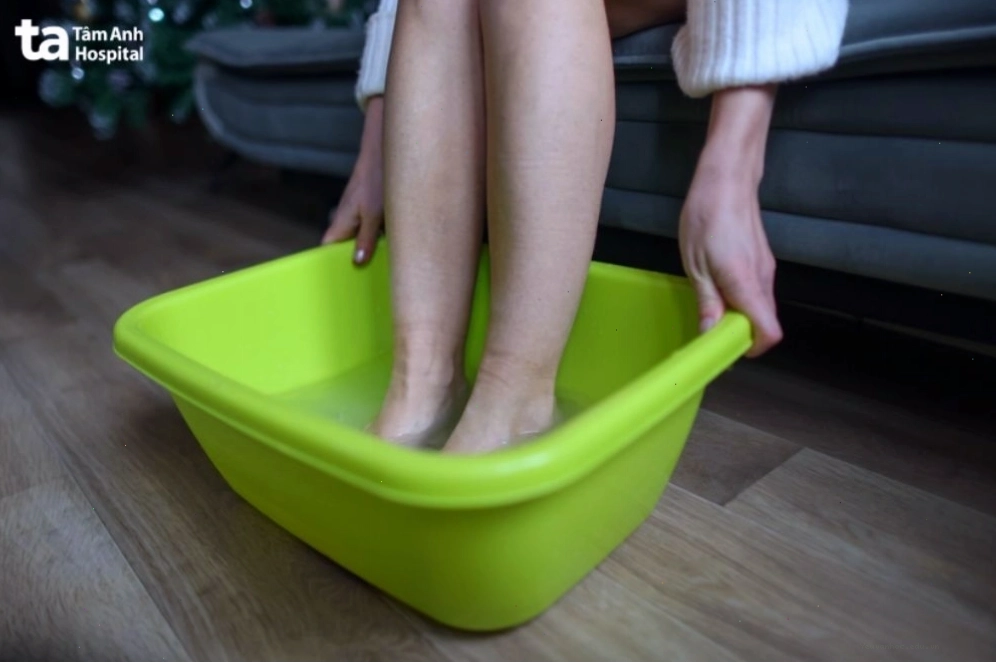 Ngâm chân bằng giấm táo giúp làm sạch và kháng khuẩn