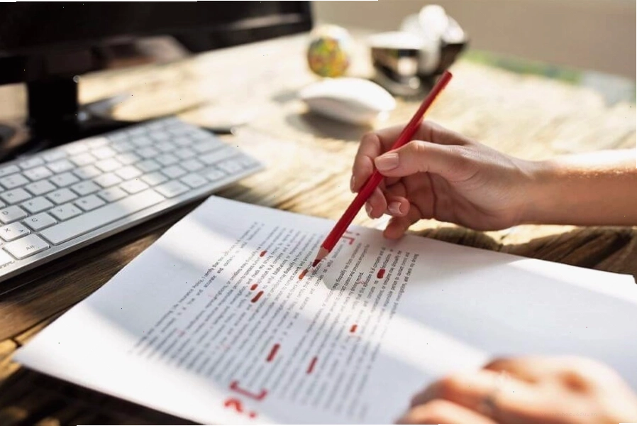 Người biên tập sách đang nghiên cứu các tác phẩm văn học kinh điển