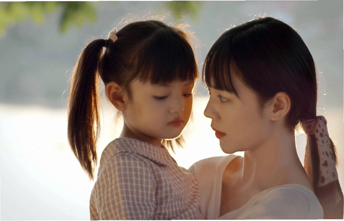 Người mẹ đang chăm sóc con nhỏ