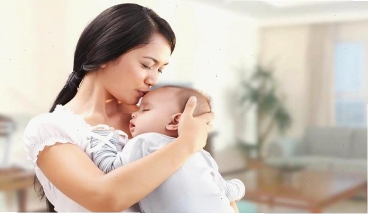 Người mẹ đang ôm con vào lòng thể hiện tình cảm ấm áp