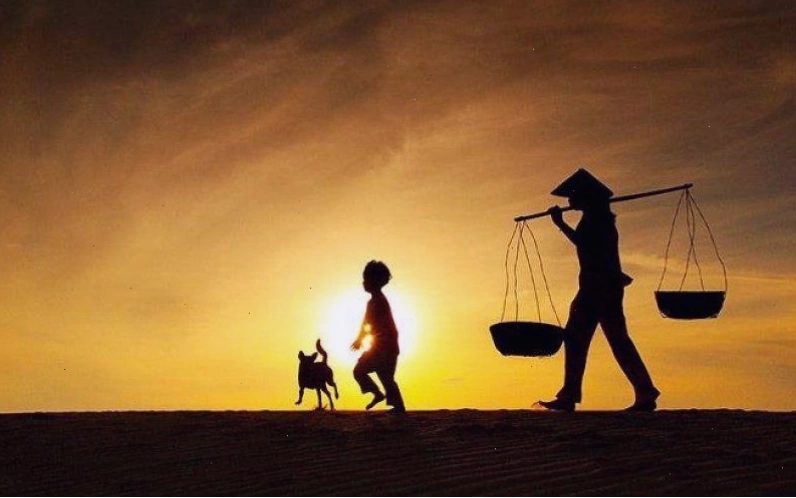 Người mẹ với ánh mắt trìu mến