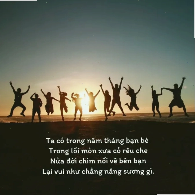 Nhóm bạn bè tụ tập vui vẻ bên nhau