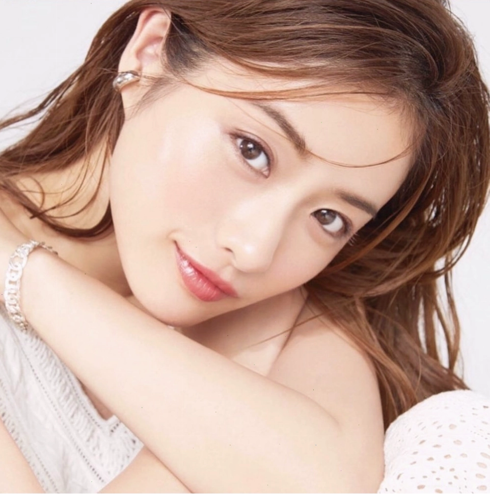 Nữ diễn viên Nhật Bản nổi tiếng Ishihara Satomi với nụ cười rạng rỡ