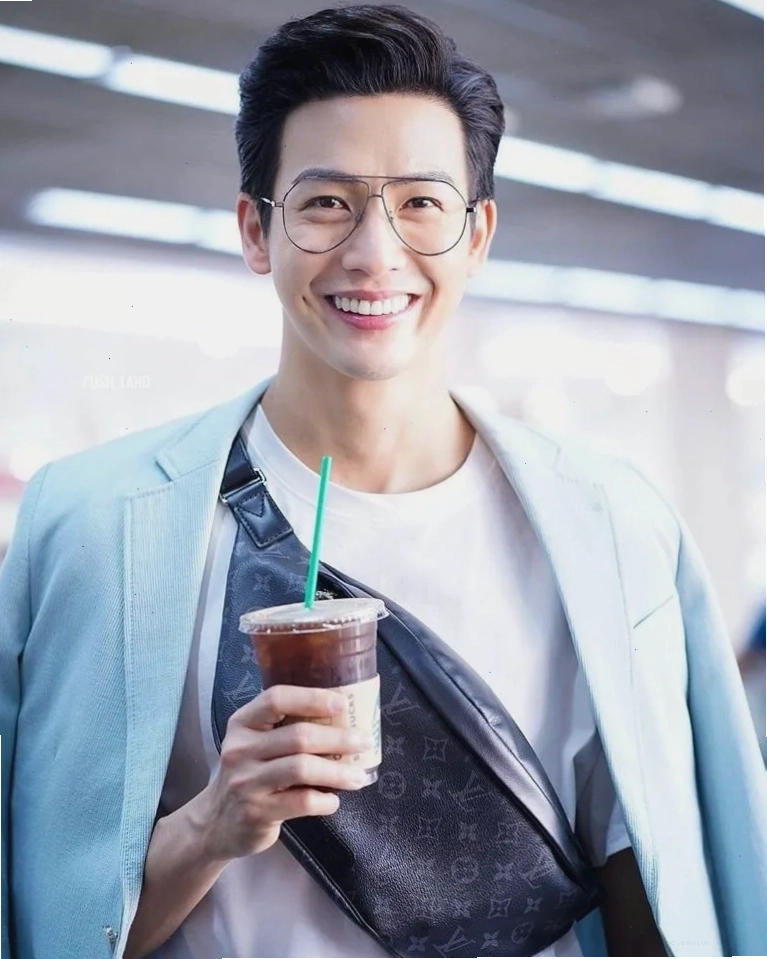 Push Puttichai lịch lãm trong bộ vest