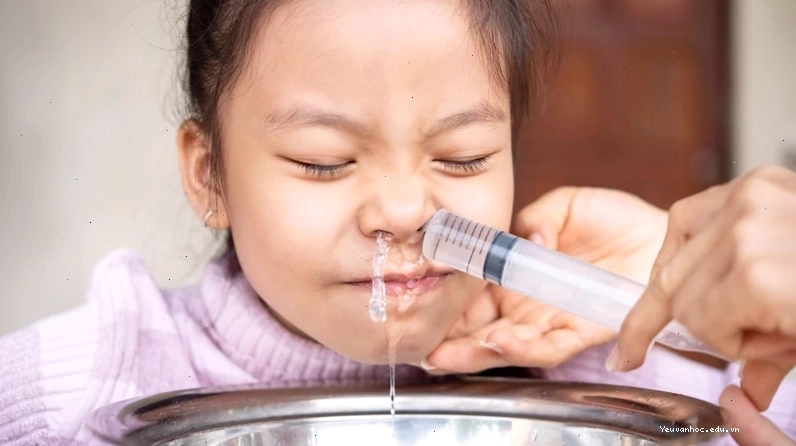 Sử dụng nước muối sinh lý để vệ sinh mũi cho trẻ 4 tuổi