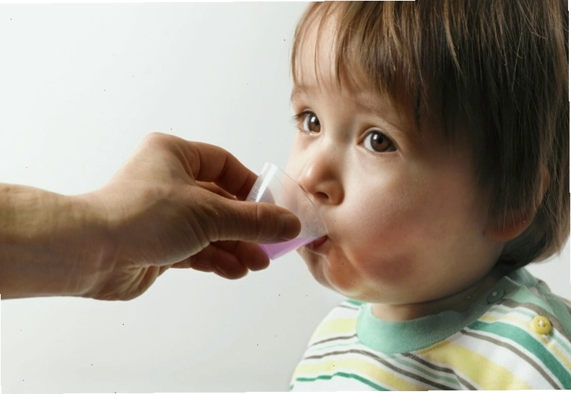 Sử dụng thuốc hạ sốt Paracetamol dạng siro cho trẻ với xi lanh đo lường chính xác