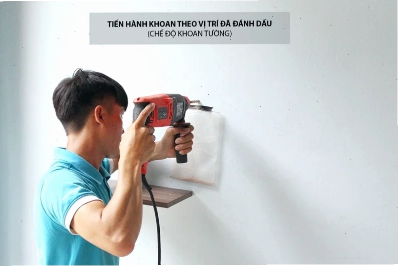 Thực hiện đóng tắc kê nhựa vào lỗ khoan trên tường gạch