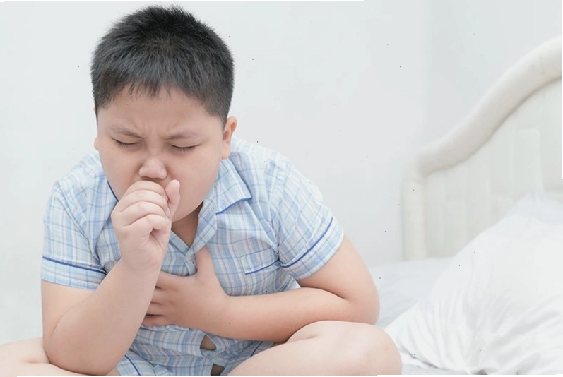 Trẻ em có thể có các biểu hiện như ho, nôn, khan tiếng khi bị sốt virus