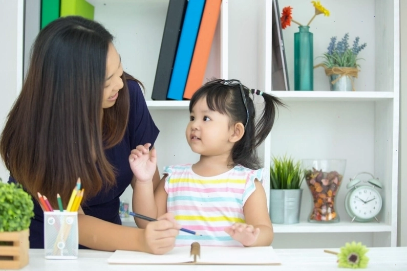 Trẻ luyện phát âm các âm tiết với thẻ hình