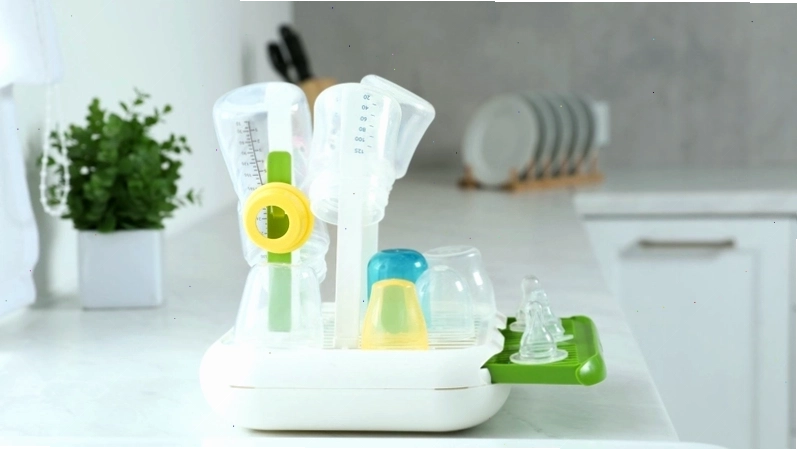 Trước khi pha sữa, toàn bộ dụng cụ cần được rửa sạch và tiệt trùng cẩn thận
