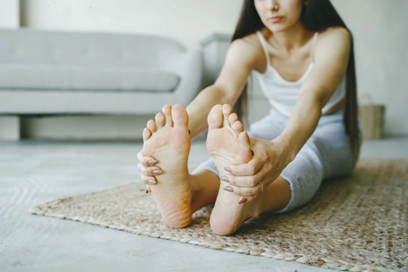 Tư thế thực hiện bài tập cử động cổ chân khắc phục lật cổ chân