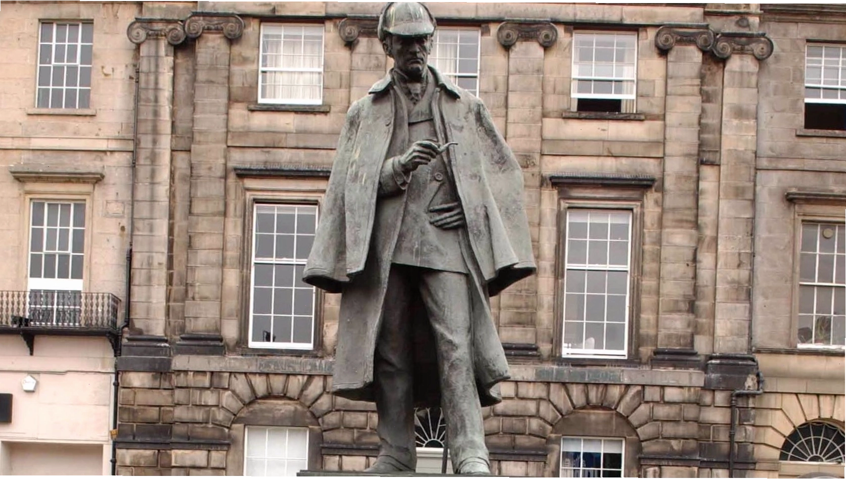 Tượng đài Sherlock Holmes đại diện cho tư duy trinh thám