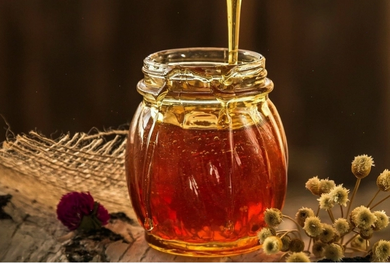 Uống nhiều nước ấm giúp làm dịu cổ họng