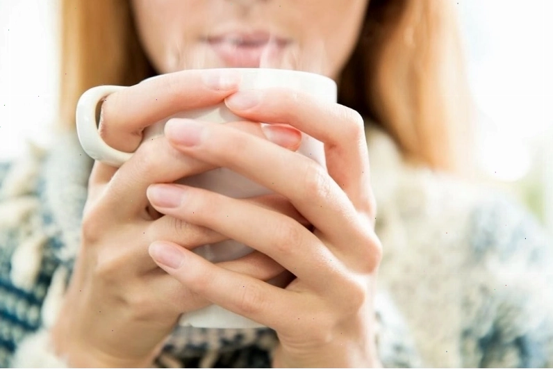 Uống nước ấm là một cách chữa táo bón tự nhiên và hiệu quả