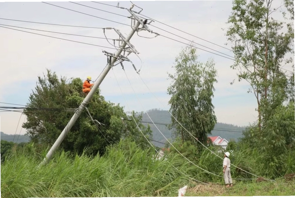 Lực lượng chức năng hỗ trợ người dân di dời khỏi vùng nguy hiểm