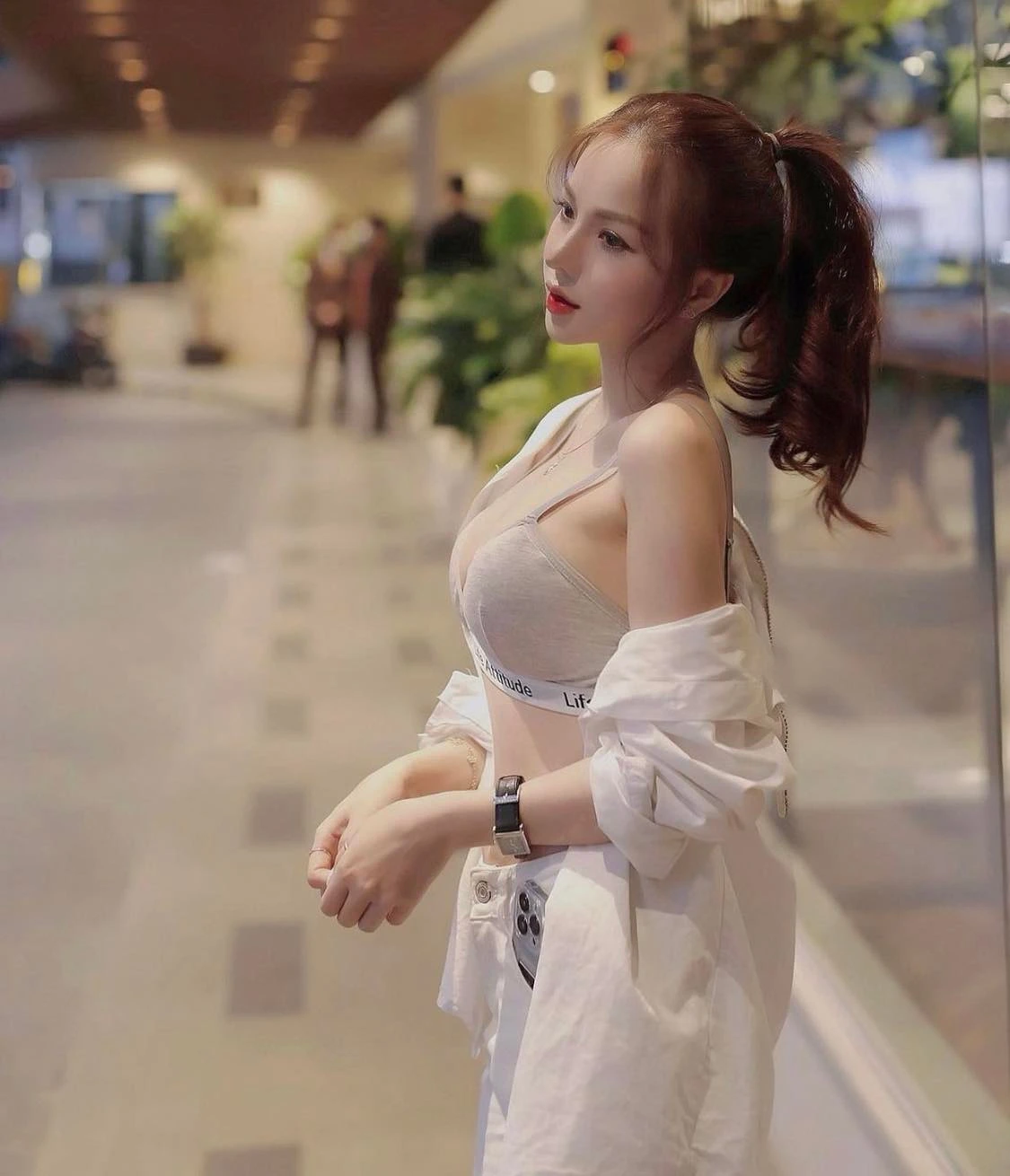 Gái hàng ngon nổi bật với vóc dáng quyến rũ và gương mặt xinh.
