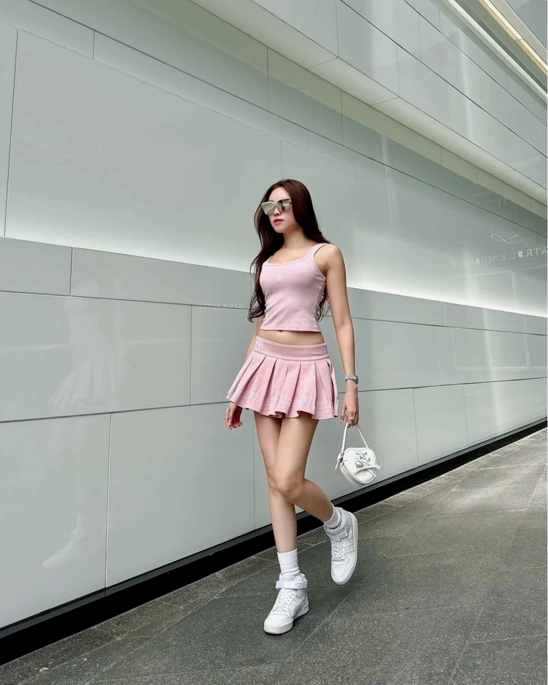 gái xinh khoe chân thon với váy chữ A