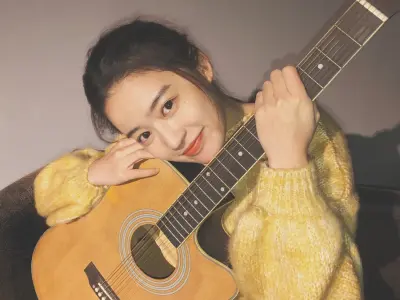 Ngắm gái xinh chơi guitar với phong cách đậm chất nghệ thuật