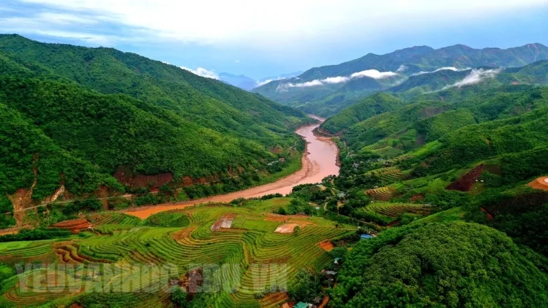 Bài thơ Tây Tiến lớp 12, phân tích bức tranh thiên nhiên, thiên nhiên Tây Bắc hùng vĩ và dữ dội